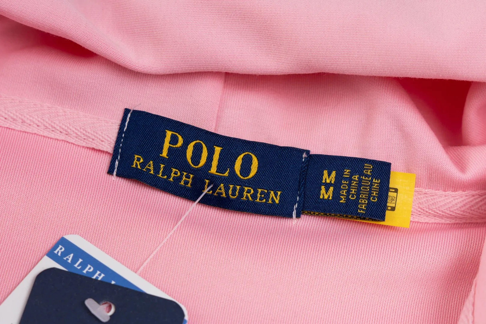 P236 #R95 Ralph Lauren/Ralph Lauren Twelve Color Pony🐎 Embroidered zipper cardigan jacket hooded sweatshirt This hooded sweatshirt is decorated with a simple style that represents Ralph Lauren. It is paired with a pony embroidery pattern, which is three-dimensional and full! The solid color fabric paired with exquisite embroidery instantly sets it off! Hooded sports design, loose and casual fit! The overall texture is very strong! Through the pictures, we can feel the thickness and texture of custom-woven and dyed threads. The workmanship is exquisite. They are shipped from major foreign trade factories. They are all made by masters with many years of experience. Everything is of high standards and requirements! Simple and versatile style ~ super delicate and soft, close to the body without being tied, all fabrics and accessories are original custom-made and of high quality! Perfectly reflects the brand’s sense of superiority! Standard cut, comfortable stretch, unrestricted movement! Highly practical, high-end and classy! Versatile style ~ can be paired with jeans or jogging pants. Ideal for transitioning from your morning commute to weekend events!  Color: Black with red label Black with white label Khaki Navy blue with red label Navy blue with white label White Light gray Dark gray Burgundy Army green Light blue Pink Size: S M L
